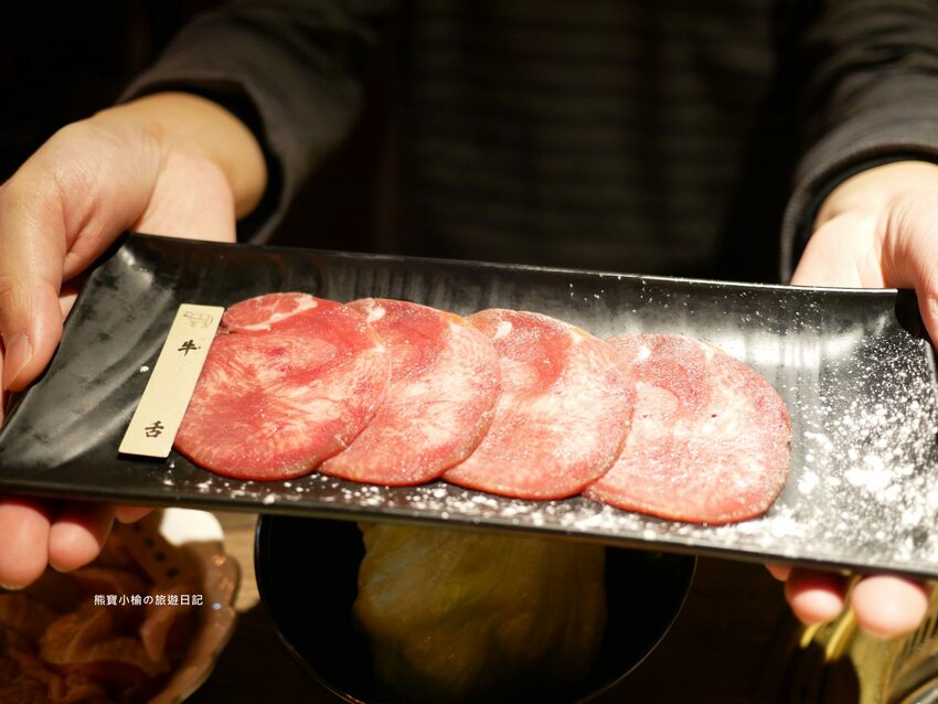 【台中后里美食】燒肉同話台中麗寶店，燒肉套餐1399元起！牛連忘返雙人套餐用餐心得，蔥鹽牛舌、伊比利豬、金黃酥脆手拿棒好吃！內文附詳細菜單價位介紹。 @熊寶小榆の旅遊日記