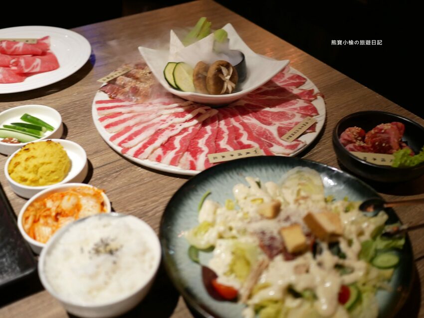 【台中后里美食】燒肉同話台中麗寶店，燒肉套餐1399元起！牛連忘返雙人套餐用餐心得，蔥鹽牛舌、伊比利豬、金黃酥脆手拿棒好吃！內文附詳細菜單價位介紹。 @熊寶小榆の旅遊日記