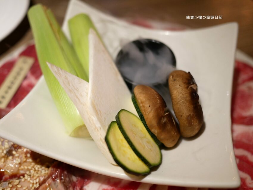 【台中后里美食】燒肉同話台中麗寶店，燒肉套餐1399元起！牛連忘返雙人套餐用餐心得，蔥鹽牛舌、伊比利豬、金黃酥脆手拿棒好吃！內文附詳細菜單價位介紹。 @熊寶小榆の旅遊日記