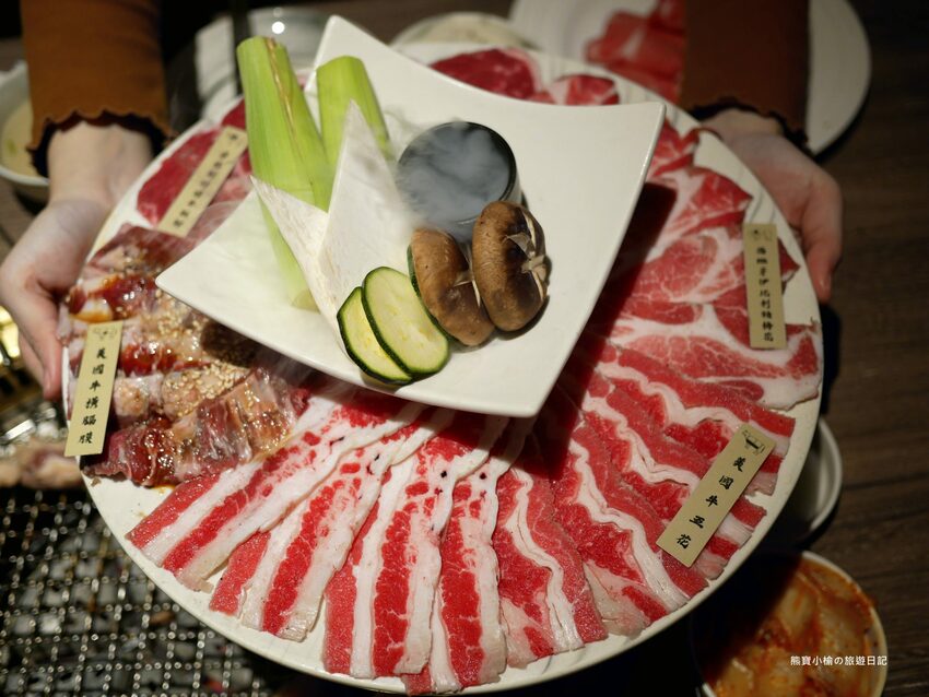 【台中后里美食】燒肉同話台中麗寶店，燒肉套餐1399元起！牛連忘返雙人套餐用餐心得，蔥鹽牛舌、伊比利豬、金黃酥脆手拿棒好吃！內文附詳細菜單價位介紹。 @熊寶小榆の旅遊日記