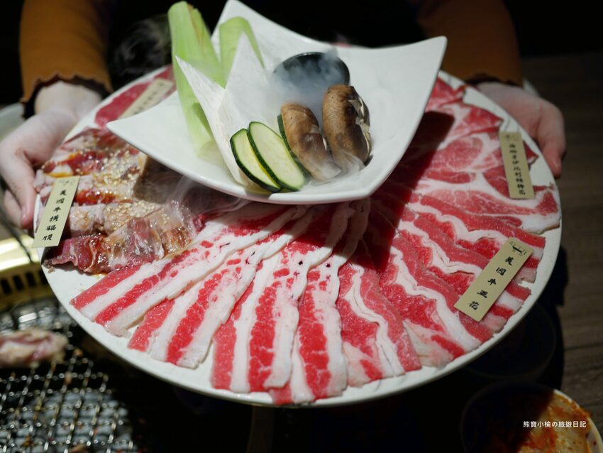【台中后里美食】燒肉同話台中麗寶店，燒肉套餐1399元起！牛連忘返雙人套餐用餐心得，蔥鹽牛舌、伊比利豬、金黃酥脆手拿棒好吃！內文附詳細菜單價位介紹。 @熊寶小榆の旅遊日記