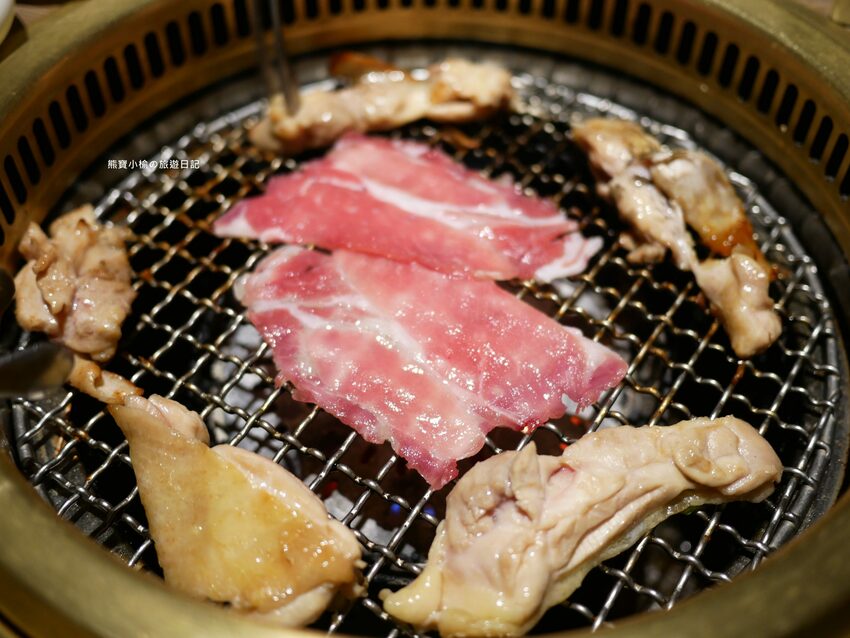 【台中后里美食】燒肉同話台中麗寶店，燒肉套餐1399元起！牛連忘返雙人套餐用餐心得，蔥鹽牛舌、伊比利豬、金黃酥脆手拿棒好吃！內文附詳細菜單價位介紹。 @熊寶小榆の旅遊日記