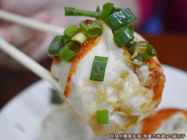 九福包子15-淋上蔥醬料的包子特寫.JPG