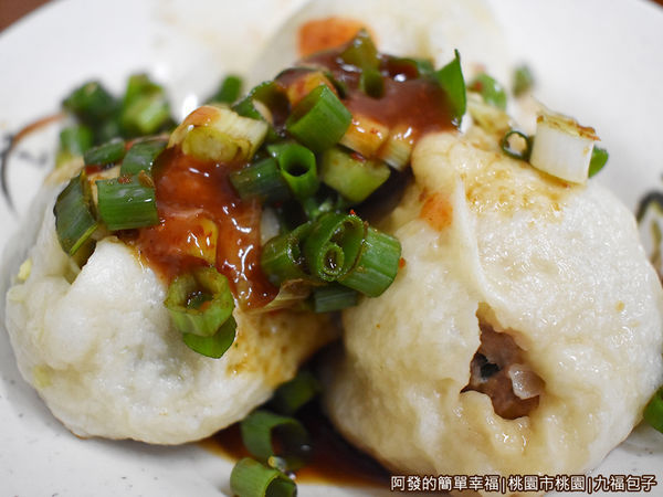 九福包子14-淋上蔥醬料的包子.JPG