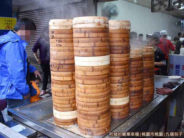 九福包子03-堆疊如山的蒸籠堆.JPG
