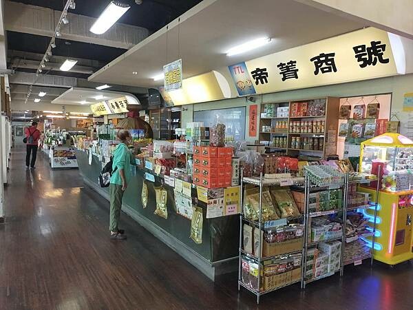 南投酒廠~大酒桶造型~酒銀行~地下室酒窖~互動體驗館~