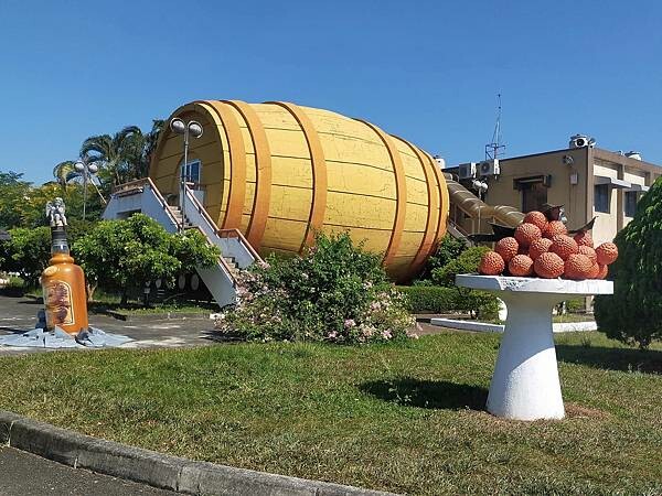 南投酒廠~大酒桶造型~酒銀行~地下室酒窖~互動體驗館~