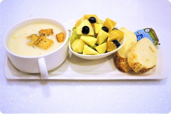 Oyami cafe(板橋店):【板橋下午茶】OYAMI CAFE 姊妹午後聊天約會首選,鬆餅 / 義大利麵,捷運新埔站