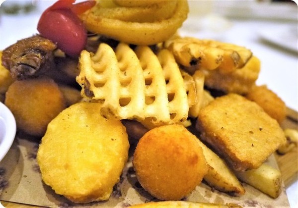 Oyami cafe(板橋店):【板橋下午茶】OYAMI CAFE 姊妹午後聊天約會首選,鬆餅 / 義大利麵,捷運新埔站