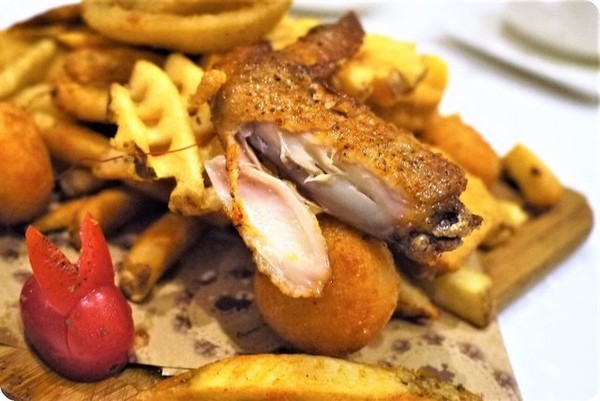 Oyami cafe(板橋店):【板橋下午茶】OYAMI CAFE 姊妹午後聊天約會首選,鬆餅 / 義大利麵,捷運新埔站