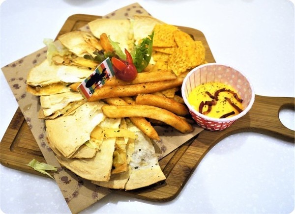 Oyami cafe(板橋店):【板橋下午茶】OYAMI CAFE 姊妹午後聊天約會首選,鬆餅 / 義大利麵,捷運新埔站