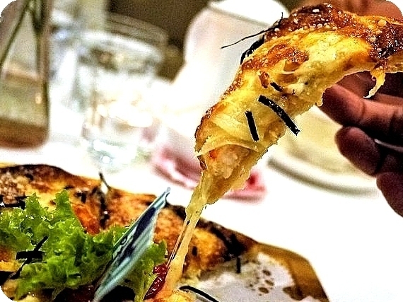 Oyami cafe(板橋店):【板橋下午茶】OYAMI CAFE 姊妹午後聊天約會首選,鬆餅 / 義大利麵,捷運新埔站