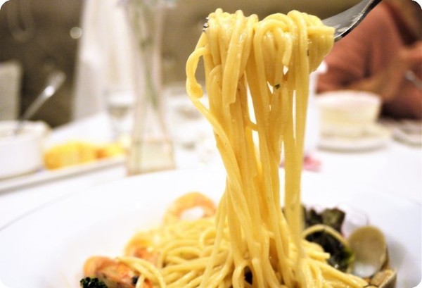 Oyami cafe(板橋店):【板橋下午茶】OYAMI CAFE 姊妹午後聊天約會首選,鬆餅 / 義大利麵,捷運新埔站