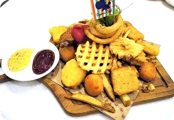 Oyami cafe(板橋店):【板橋下午茶】OYAMI CAFE 姊妹午後聊天約會首選,鬆餅 / 義大利麵,捷運新埔站