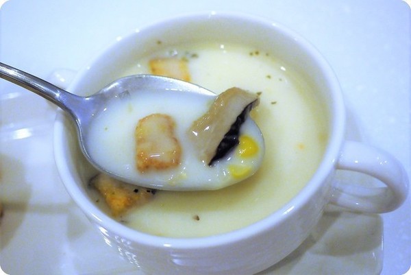 Oyami cafe(板橋店):【板橋下午茶】OYAMI CAFE 姊妹午後聊天約會首選,鬆餅 / 義大利麵,捷運新埔站