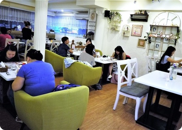 Oyami cafe(板橋店):【板橋下午茶】OYAMI CAFE 姊妹午後聊天約會首選,鬆餅 / 義大利麵,捷運新埔站