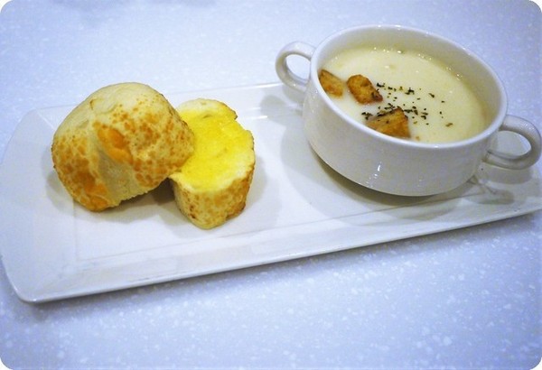 Oyami cafe(板橋店):【板橋下午茶】OYAMI CAFE 姊妹午後聊天約會首選,鬆餅 / 義大利麵,捷運新埔站