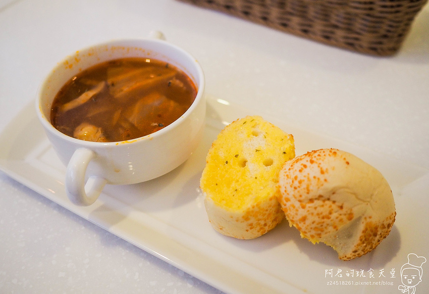 【新北】Oyami Cafe 新埔店｜超吸睛龍蝦義大利麵｜令人少女心噴發的夢幻餐廳｜板橋下午茶｜義式餐廳ｘ咖啡鬆餅