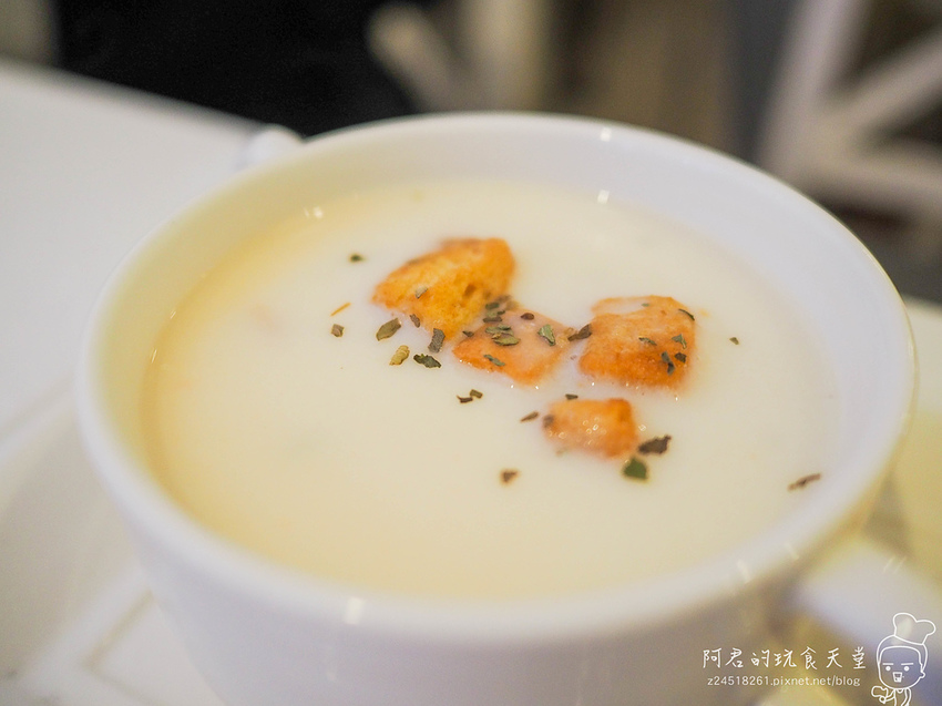 【新北】Oyami Cafe 新埔店｜超吸睛龍蝦義大利麵｜令人少女心噴發的夢幻餐廳｜板橋下午茶｜義式餐廳ｘ咖啡鬆餅