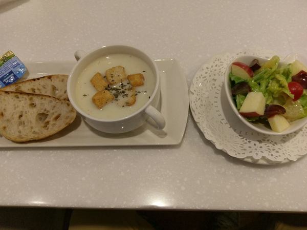 Oyami cafe(板橋店)：Oyami cafe-板橋美食  靠近捷運新埔站 包含鬆餅、義大利麵等  超適合和姊妹來這邊享用下午茶