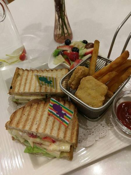 Oyami cafe(板橋店)：Oyami cafe-板橋美食  靠近捷運新埔站 包含鬆餅、義大利麵等  超適合和姊妹來這邊享用下午茶