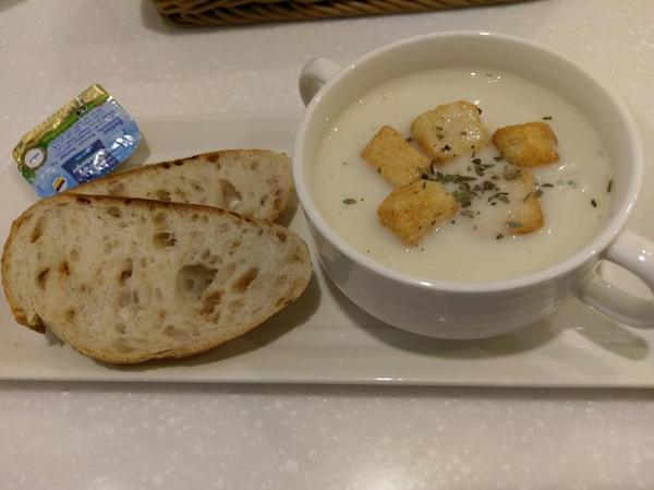 Oyami cafe(板橋店)：Oyami cafe-板橋美食  靠近捷運新埔站 包含鬆餅、義大利麵等  超適合和姊妹來這邊享用下午茶