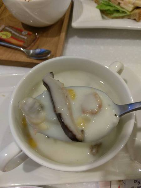 Oyami cafe(板橋店)：Oyami cafe-板橋美食  靠近捷運新埔站 包含鬆餅、義大利麵等  超適合和姊妹來這邊享用下午茶