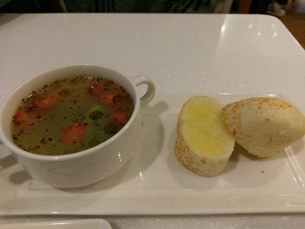 Oyami cafe(板橋店)：Oyami cafe-板橋美食  靠近捷運新埔站 包含鬆餅、義大利麵等  超適合和姊妹來這邊享用下午茶