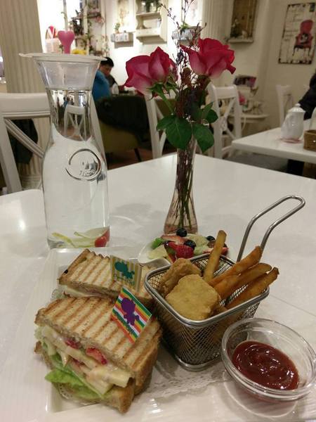 Oyami cafe(板橋店)：Oyami cafe-板橋美食  靠近捷運新埔站 包含鬆餅、義大利麵等  超適合和姊妹來這邊享用下午茶