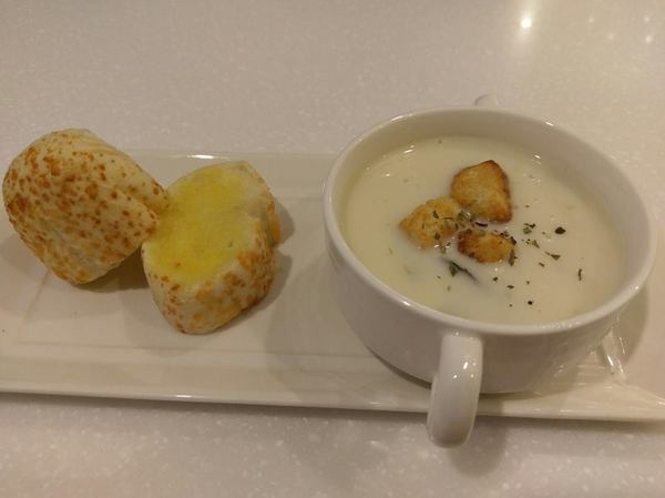 Oyami cafe(板橋店)：Oyami cafe-板橋美食  靠近捷運新埔站 包含鬆餅、義大利麵等  超適合和姊妹來這邊享用下午茶