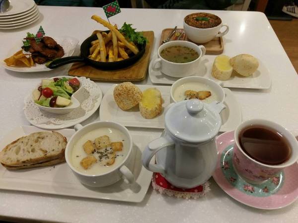 Oyami cafe(板橋店)：Oyami cafe-板橋美食  靠近捷運新埔站 包含鬆餅、義大利麵等  超適合和姊妹來這邊享用下午茶