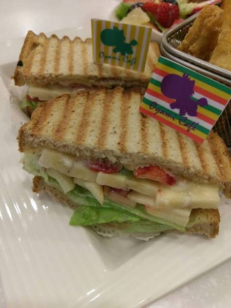 Oyami cafe(板橋店)：Oyami cafe-板橋美食  靠近捷運新埔站 包含鬆餅、義大利麵等  超適合和姊妹來這邊享用下午茶