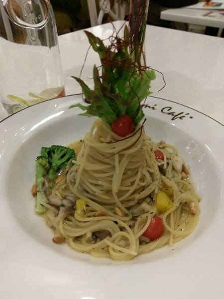 Oyami cafe(板橋店)：Oyami cafe-板橋美食  靠近捷運新埔站 包含鬆餅、義大利麵等  超適合和姊妹來這邊享用下午茶