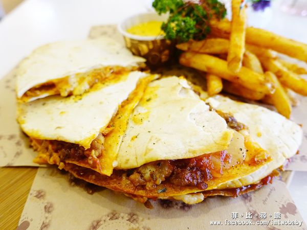 Oyami cafe(板橋店):【捷運美食】Oyami 板橋新埔店 法式鄉村風格少女心大爆發的夢幻餐廳 姊妹談心聚餐首選 下午茶 / 義大利麵 / 鬆餅 捷運新埔站