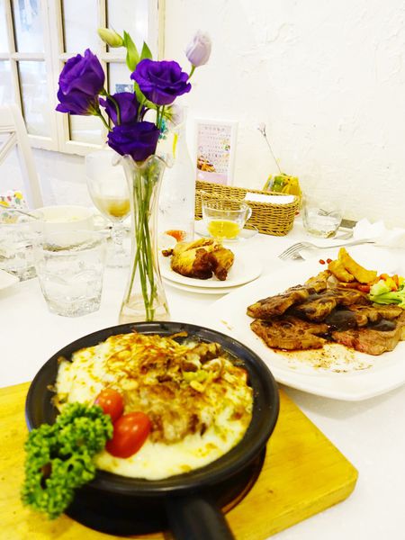 Oyami cafe(板橋店):【捷運美食】Oyami 板橋新埔店 法式鄉村風格少女心大爆發的夢幻餐廳 姊妹談心聚餐首選 下午茶 / 義大利麵 / 鬆餅 捷運新埔站