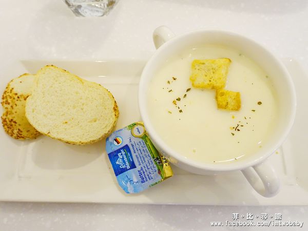 Oyami cafe(板橋店):【捷運美食】Oyami 板橋新埔店 法式鄉村風格少女心大爆發的夢幻餐廳 姊妹談心聚餐首選 下午茶 / 義大利麵 / 鬆餅 捷運新埔站