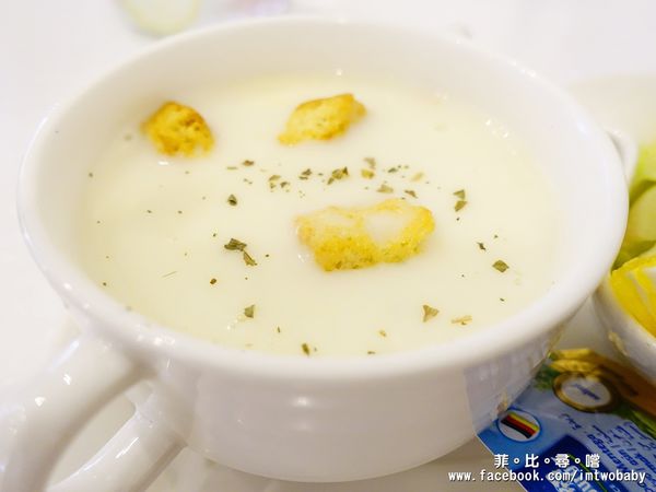Oyami cafe(板橋店):【捷運美食】Oyami 板橋新埔店 法式鄉村風格少女心大爆發的夢幻餐廳 姊妹談心聚餐首選 下午茶 / 義大利麵 / 鬆餅 捷運新埔站