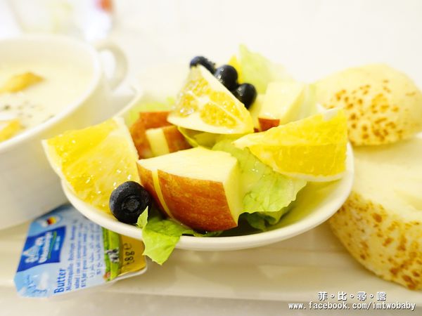 Oyami cafe(板橋店):【捷運美食】Oyami 板橋新埔店 法式鄉村風格少女心大爆發的夢幻餐廳 姊妹談心聚餐首選 下午茶 / 義大利麵 / 鬆餅 捷運新埔站