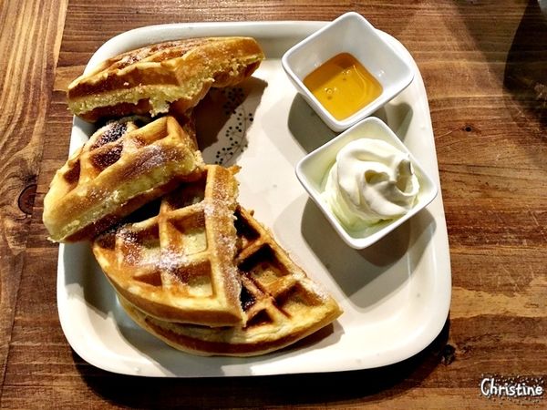 【新北。美食】新莊 / 好食記，下午茶，巷弄間的隱密咖啡廳，溫暖空間細品軟綿鬆餅，無時間限制，近捷運新莊站