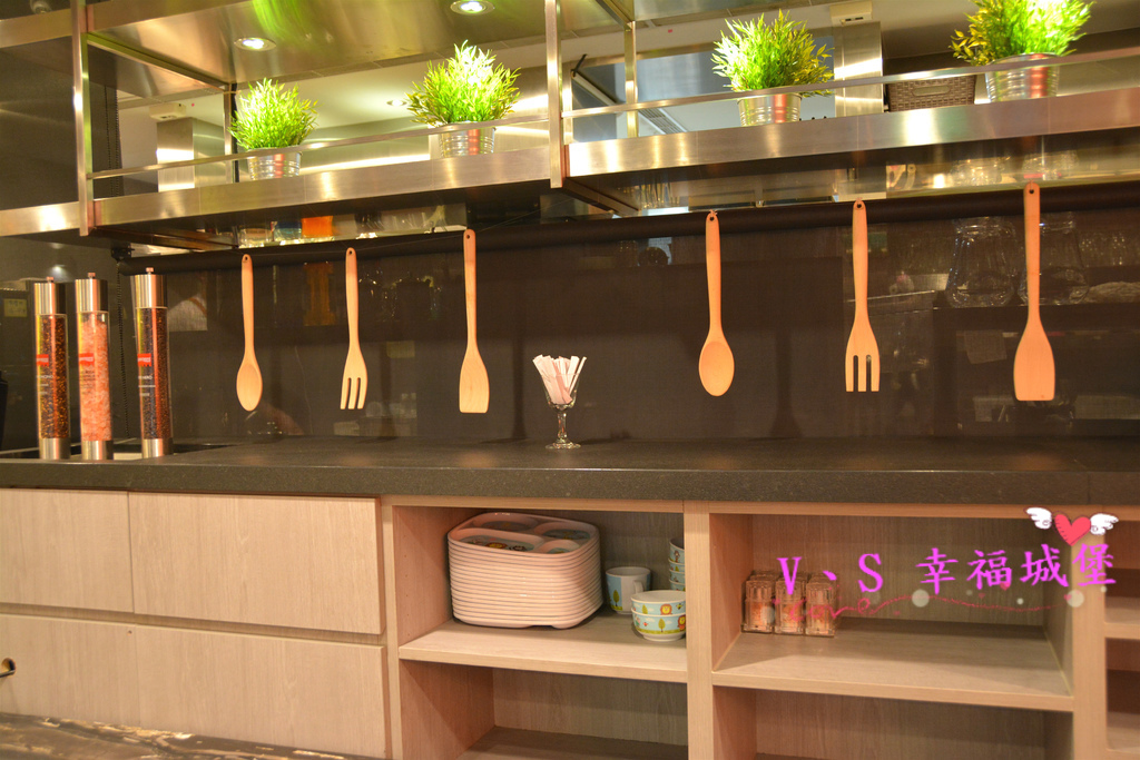 【內湖美食】洋夫人壽喜燒、鍋物、牛排 - 開幕大放送 排餐、火鍋肉品 買一送一,無低消無服務費,讓你大口大口吃肉,吃的開心滿足