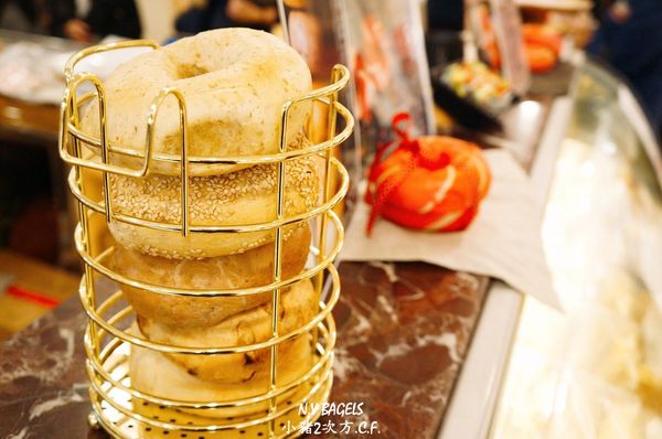 N.Y BAGELS  紐約貝果(高雄情人節快閃活動)：『N.Y BAGELS 紐約貝果』 高雄情人節快閃活動 彩虹貝果＆粉紅貝果 女孩都要尖叫了！