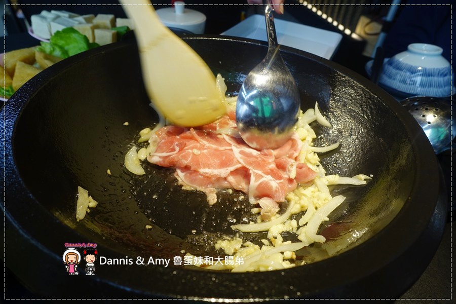 20170318《新竹關新路餐廳推薦》美侯王石頭麻辣火鍋。原味石頭鍋。大滿足大肉盤。現煎手工蛋餃。仙境牛肉︱菜單價位。營業時間~平價好吃美食（貪吃影片） (31).jpg