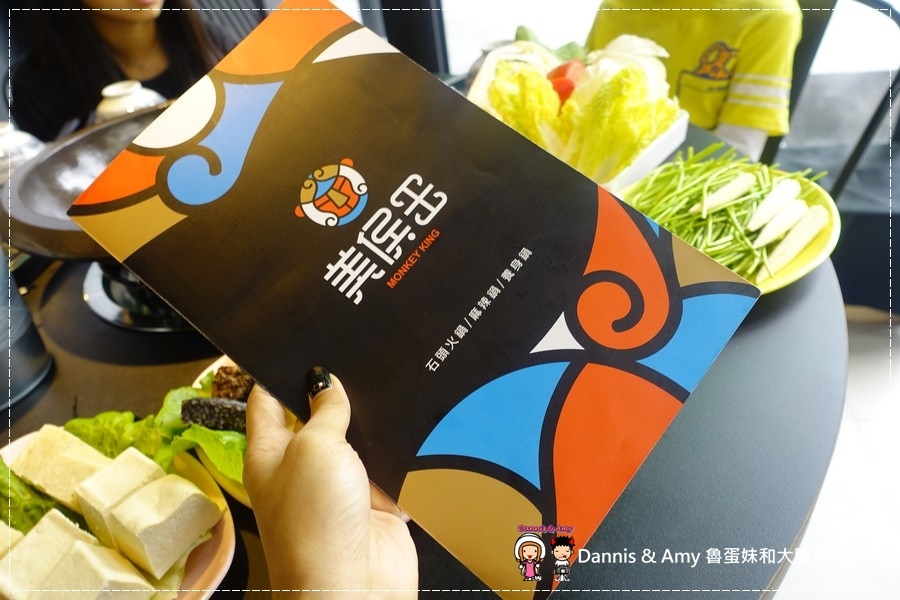 20170318《新竹關新路餐廳推薦》美侯王石頭麻辣火鍋。原味石頭鍋。大滿足大肉盤。現煎手工蛋餃。仙境牛肉︱菜單價位。營業時間~平價好吃美食（貪吃影片） (37).jpg
