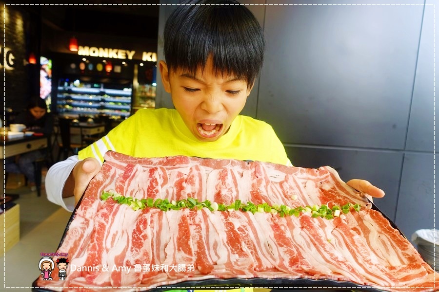 20170318《新竹關新路餐廳推薦》美侯王石頭麻辣火鍋。原味石頭鍋。大滿足大肉盤。現煎手工蛋餃。仙境牛肉︱菜單價位。營業時間~平價好吃美食（貪吃影片） (24).jpg