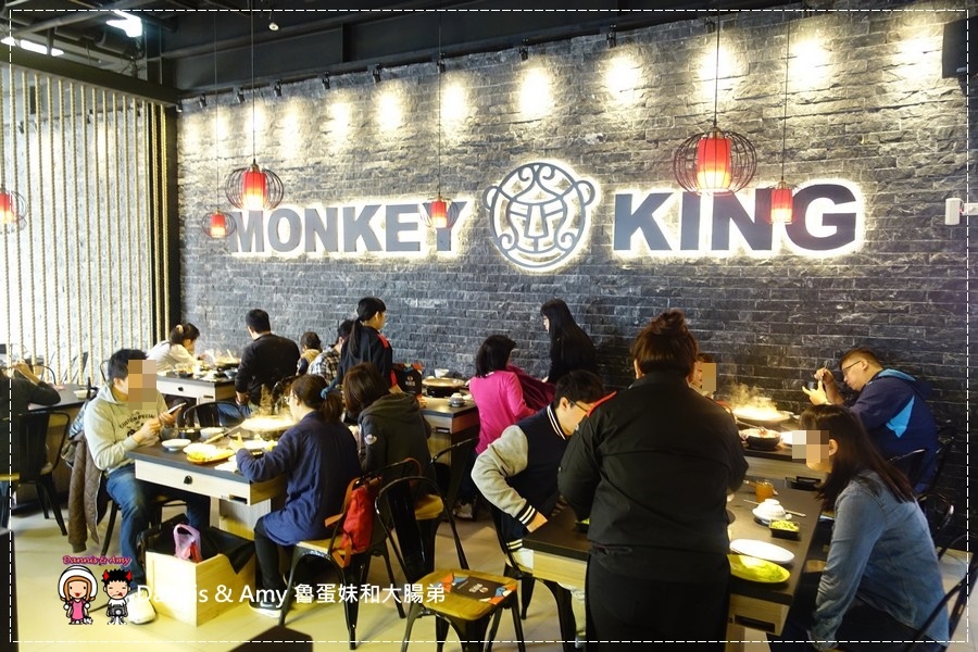 20170318《新竹關新路餐廳推薦》美侯王石頭麻辣火鍋。原味石頭鍋。大滿足大肉盤。現煎手工蛋餃。仙境牛肉︱菜單價位。營業時間~平價好吃美食（貪吃影片） (63).jpg