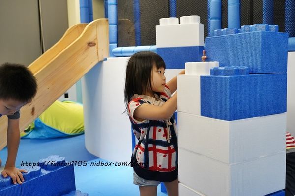 【台中住宿推薦】水雲端旗艦概念旅館 #兒童遊戲室 #switch免費玩 #免費早餐宵夜無限供應 (28).JPG