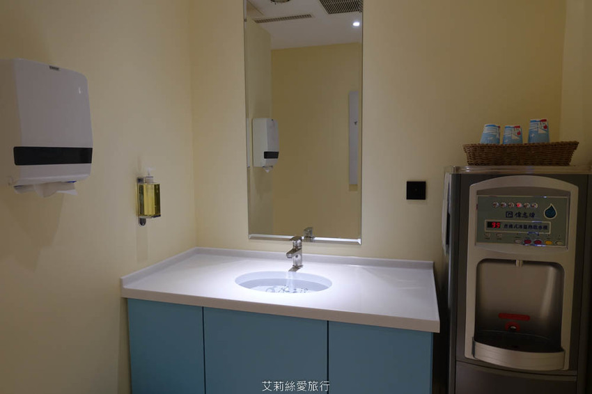 台中》水雲端旗艦概念旅館 有賽車道溜滑梯的親子遊戲室 貼心哺乳育嬰空間 免費提供尿布濕紙巾 - 艾莉絲愛旅行