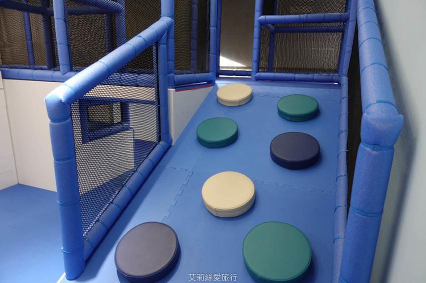 台中》水雲端旗艦概念旅館 有賽車道溜滑梯的親子遊戲室 貼心哺乳育嬰空間 免費提供尿布濕紙巾 - 艾莉絲愛旅行