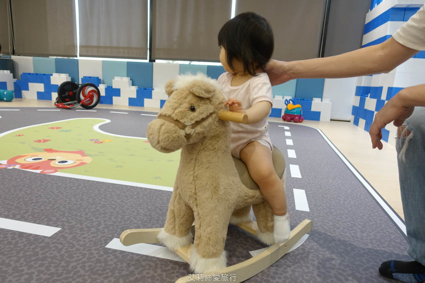 台中》水雲端旗艦概念旅館 有賽車道溜滑梯的親子遊戲室 貼心哺乳育嬰空間 免費提供尿布濕紙巾 - 艾莉絲愛旅行