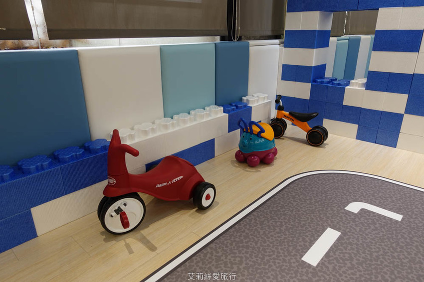 台中》水雲端旗艦概念旅館 有賽車道溜滑梯的親子遊戲室 貼心哺乳育嬰空間 免費提供尿布濕紙巾 - 艾莉絲愛旅行